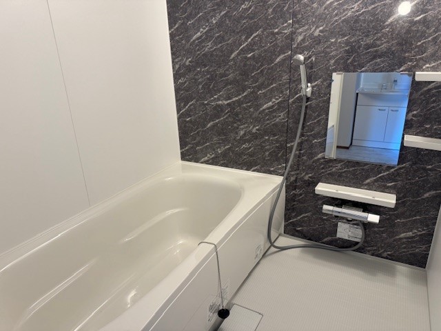 広々と足を伸ばして入れる一坪タイプの浴室 loading=