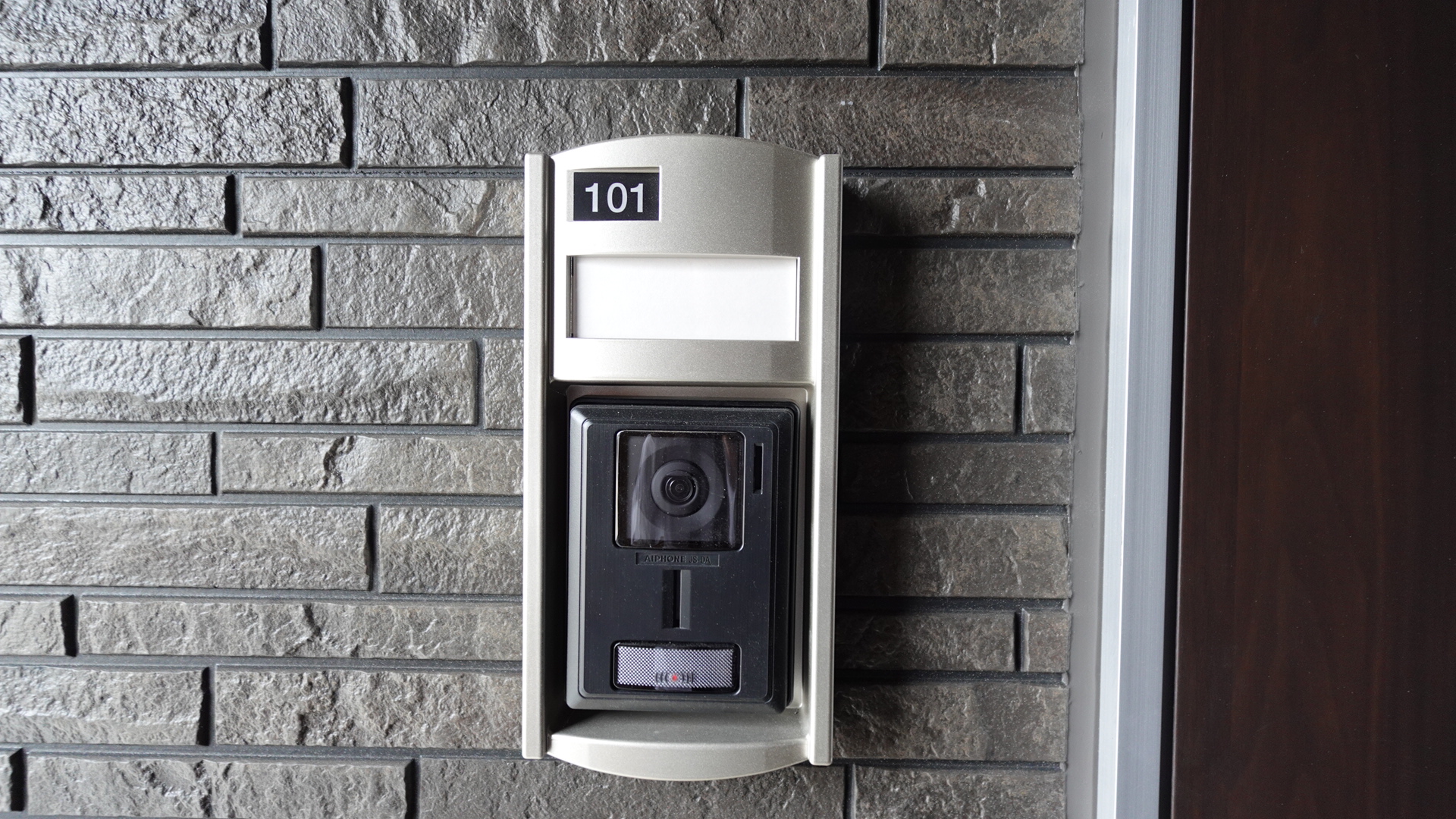 防犯対策の必需品であるカメラ付きインターホン loading=