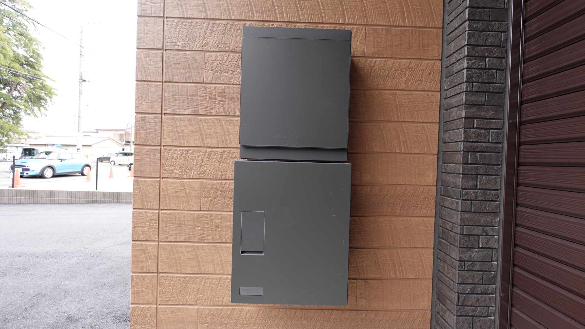 各戸に宅配ボックス付き loading=