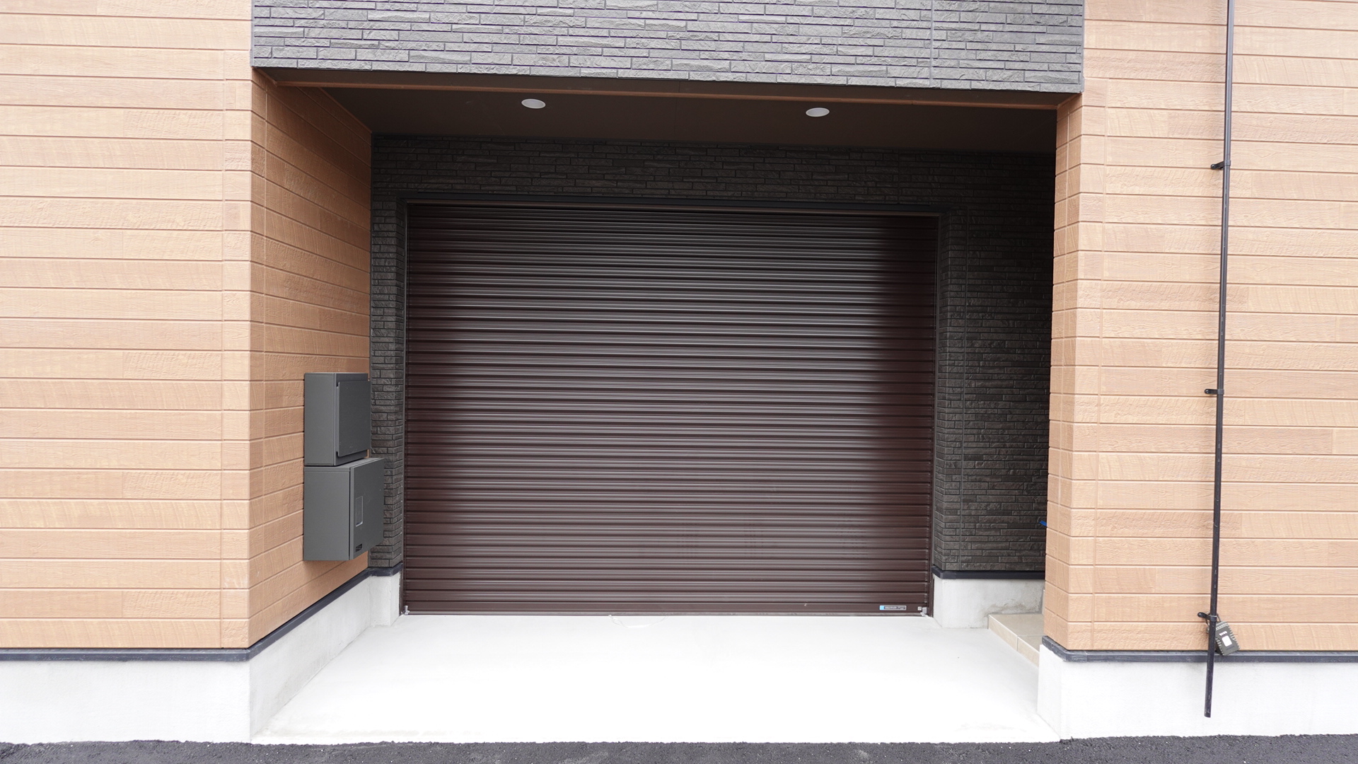 愛車を悪天候やイタズラ、盗難から守るガレージハウス loading=