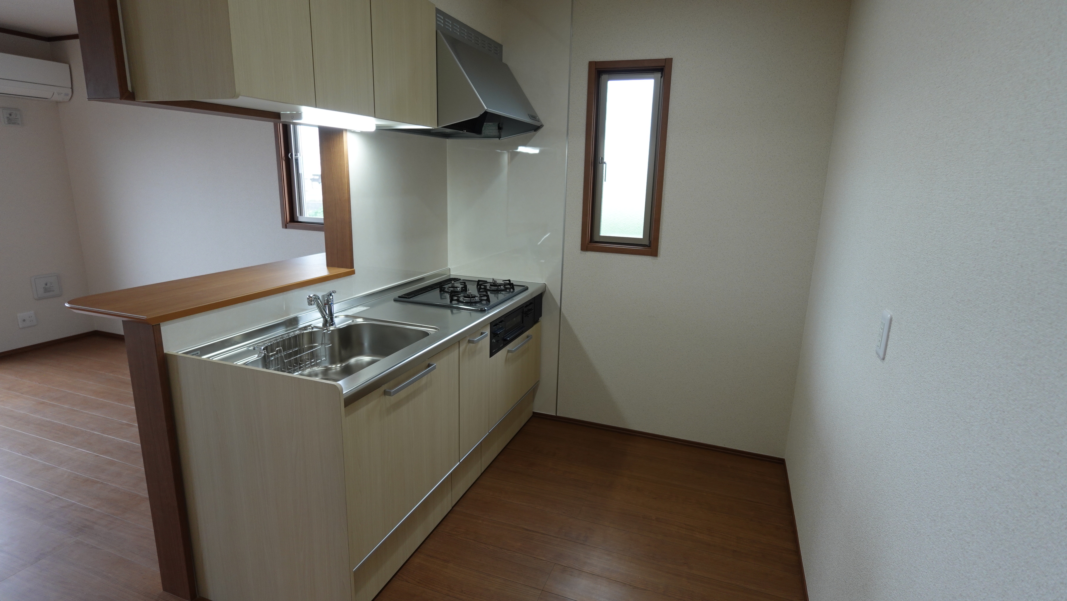 3つ口コンロの有るステンレストップのシステムキッチン loading=