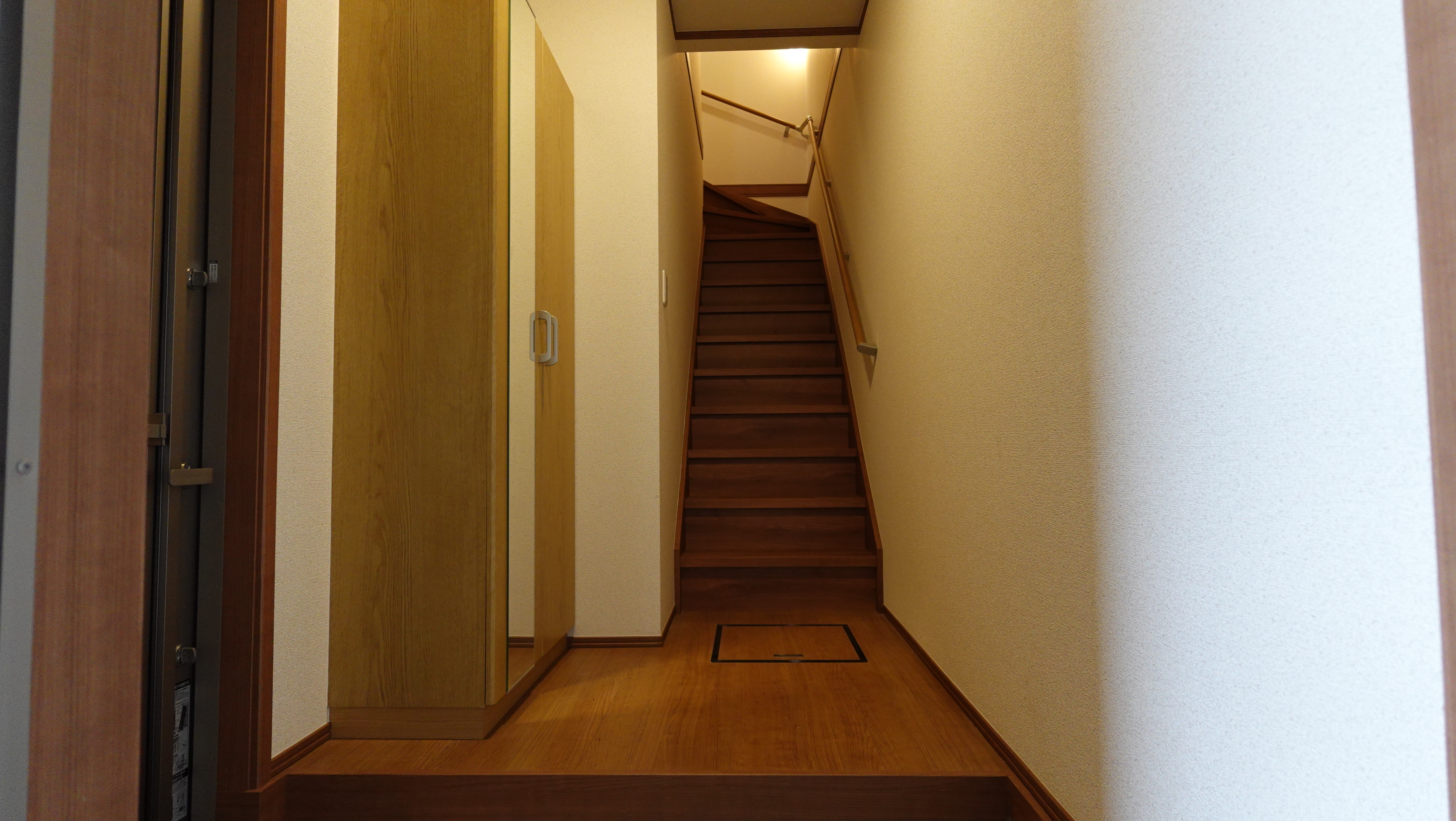 大型のシューズボックスを備えた玄関 loading=