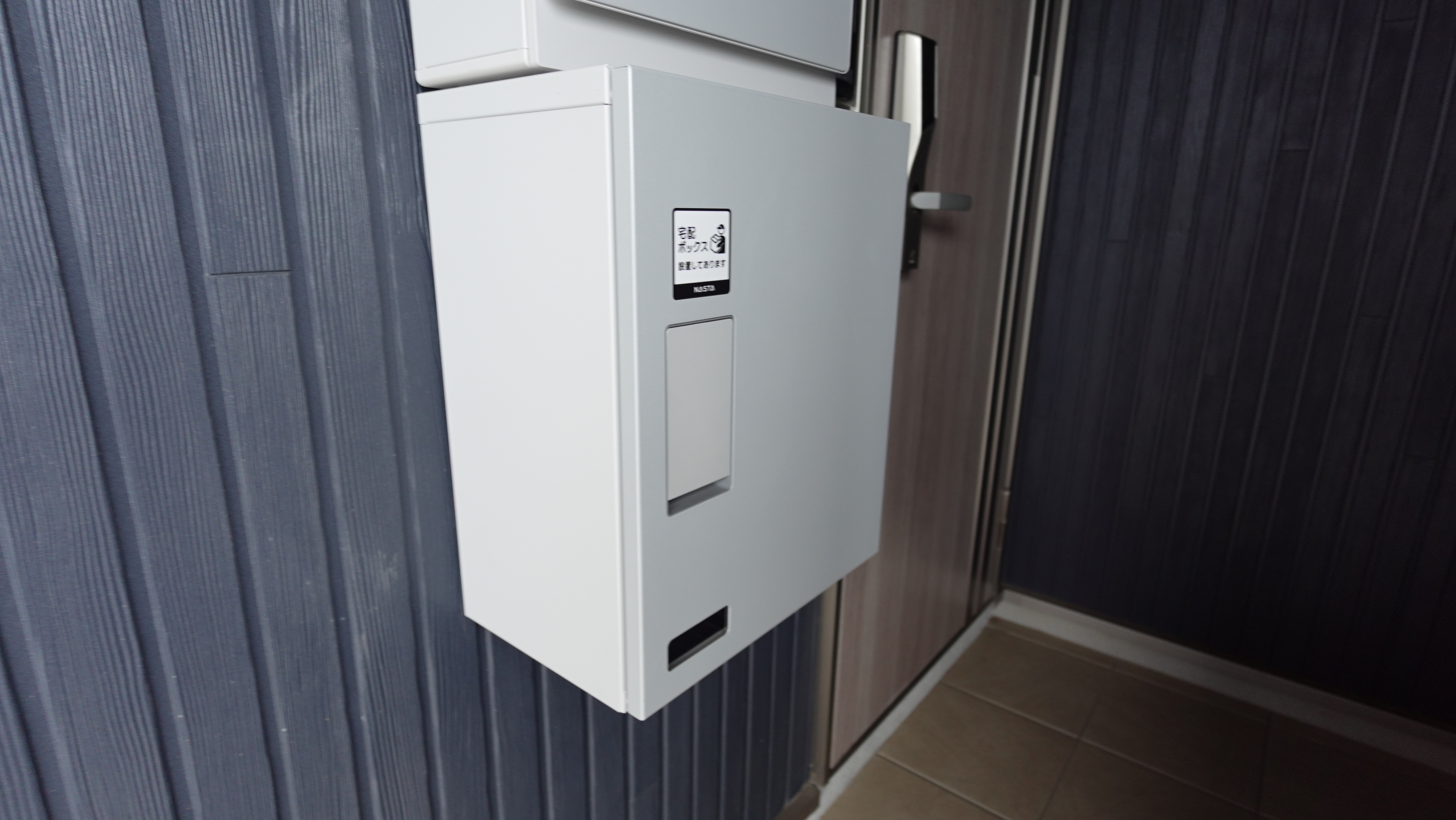 各戸に専用の宅配ボックス付き loading=