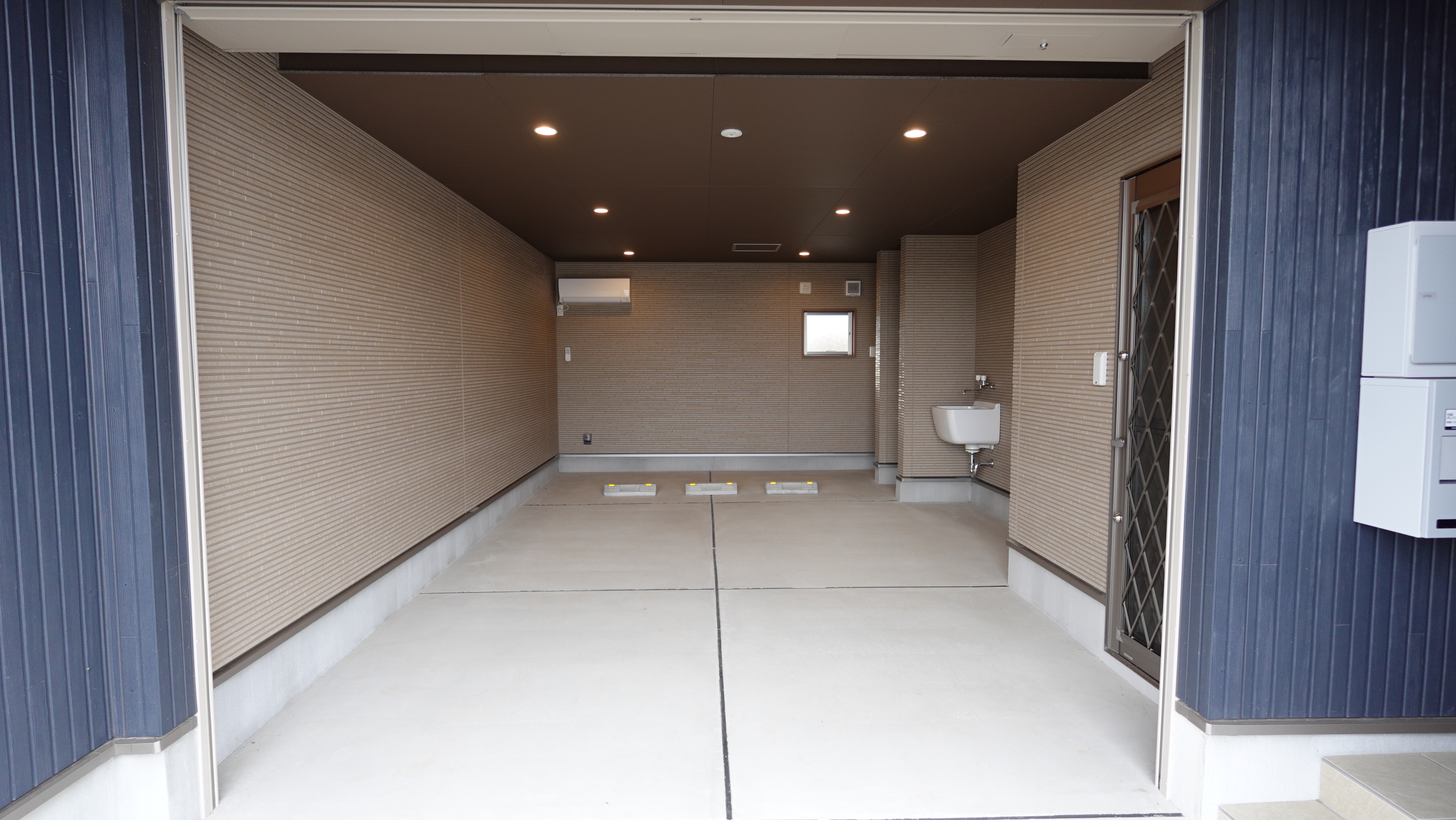 ガレージの間口は約3m loading=