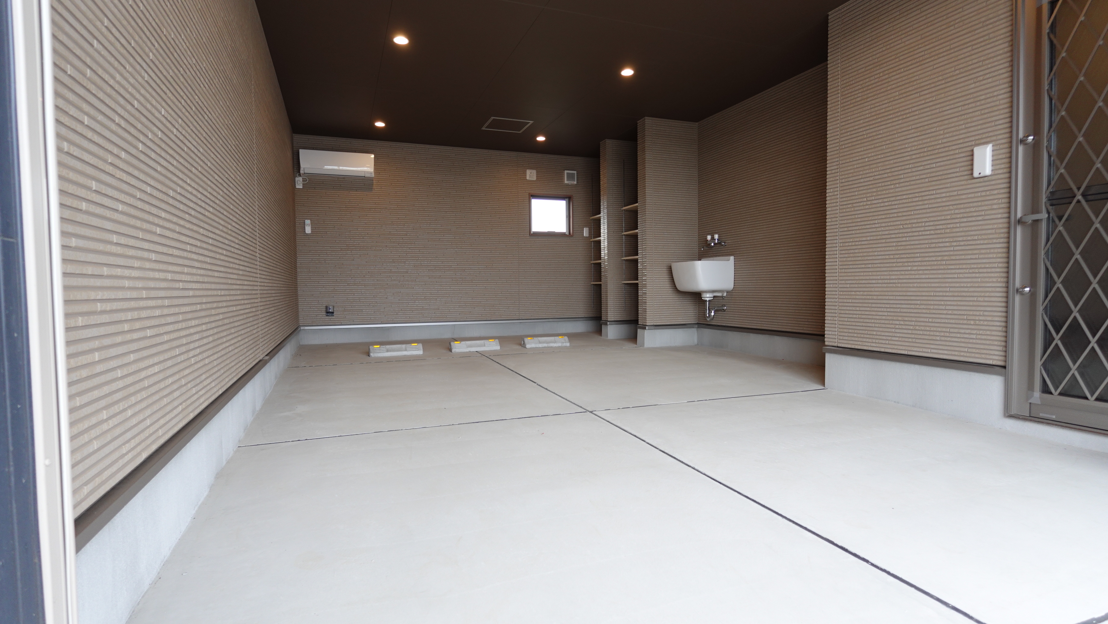 ガレージ内にはエアコン付き loading=