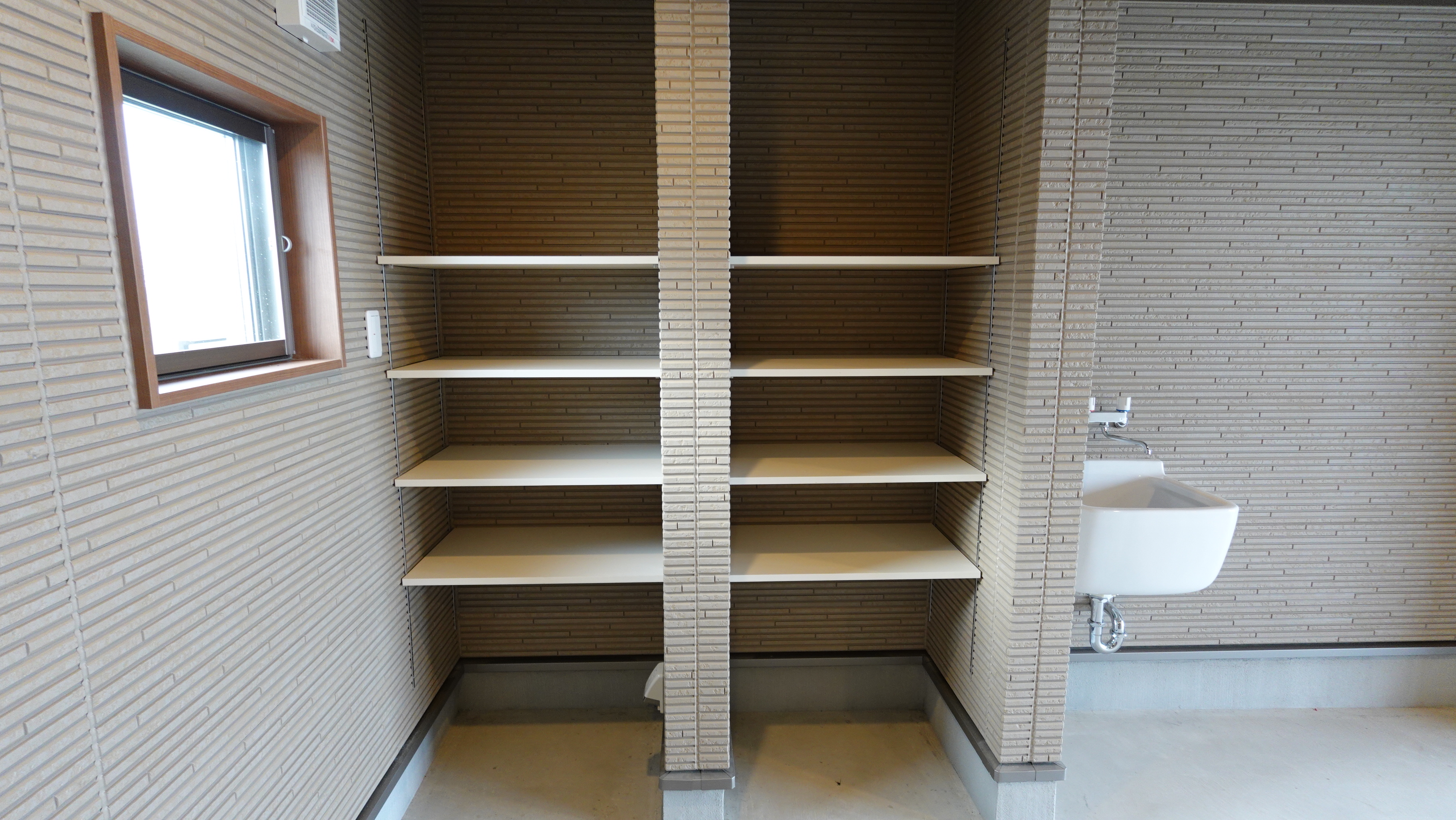 ガレージ内の収納棚 loading=