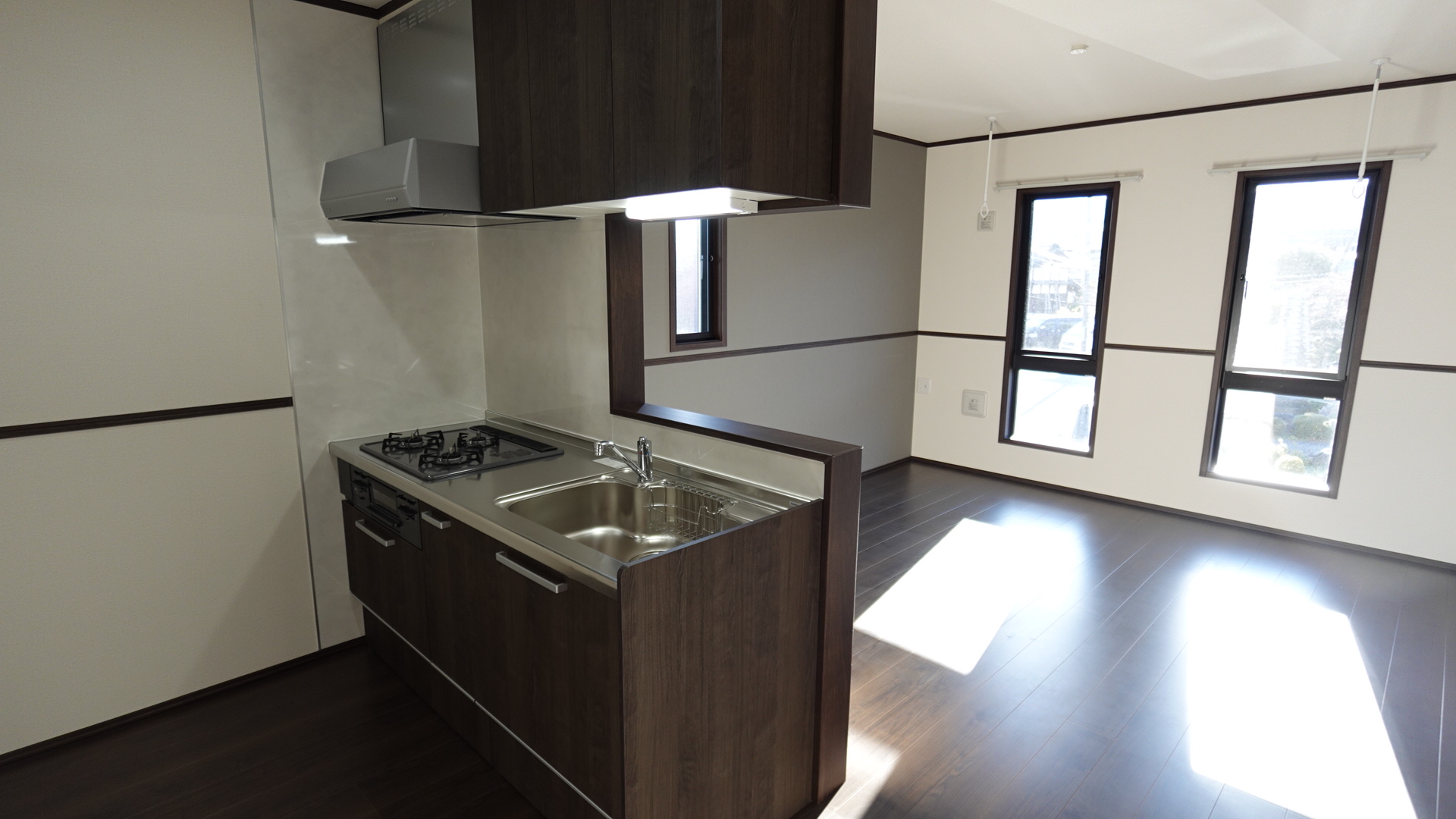 三ツ口コンロ付きのシステムキッチン loading=