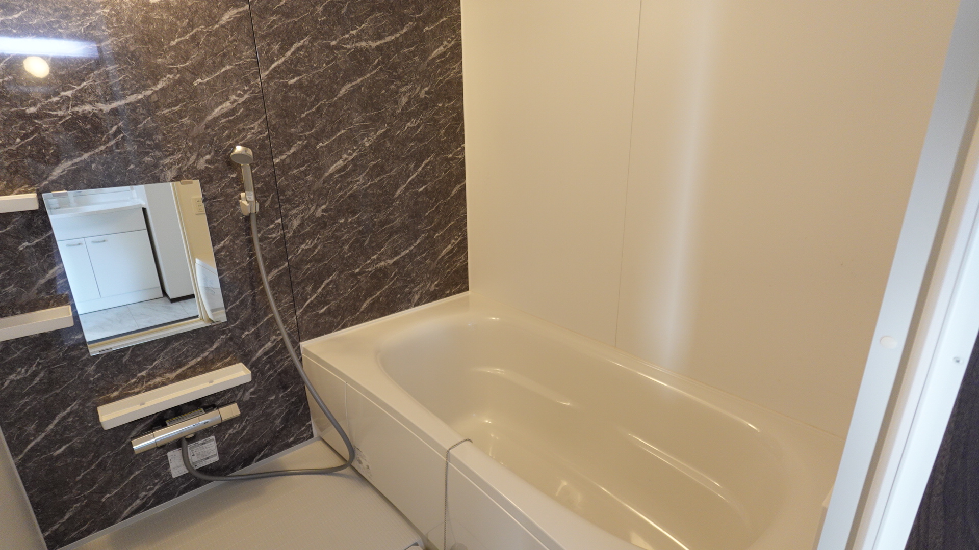 ゆとりの広さの有る一坪タイプの浴室 loading=