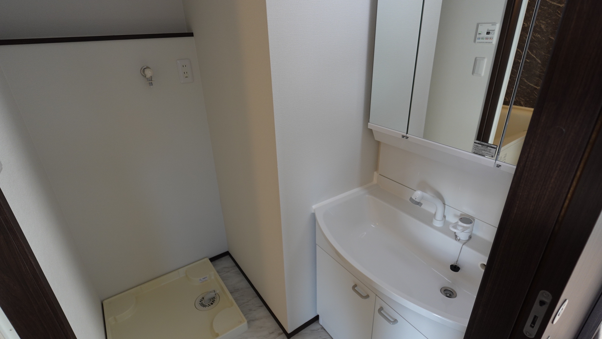 収納豊富なシャワーヘッド付きの洗面化粧台 loading=