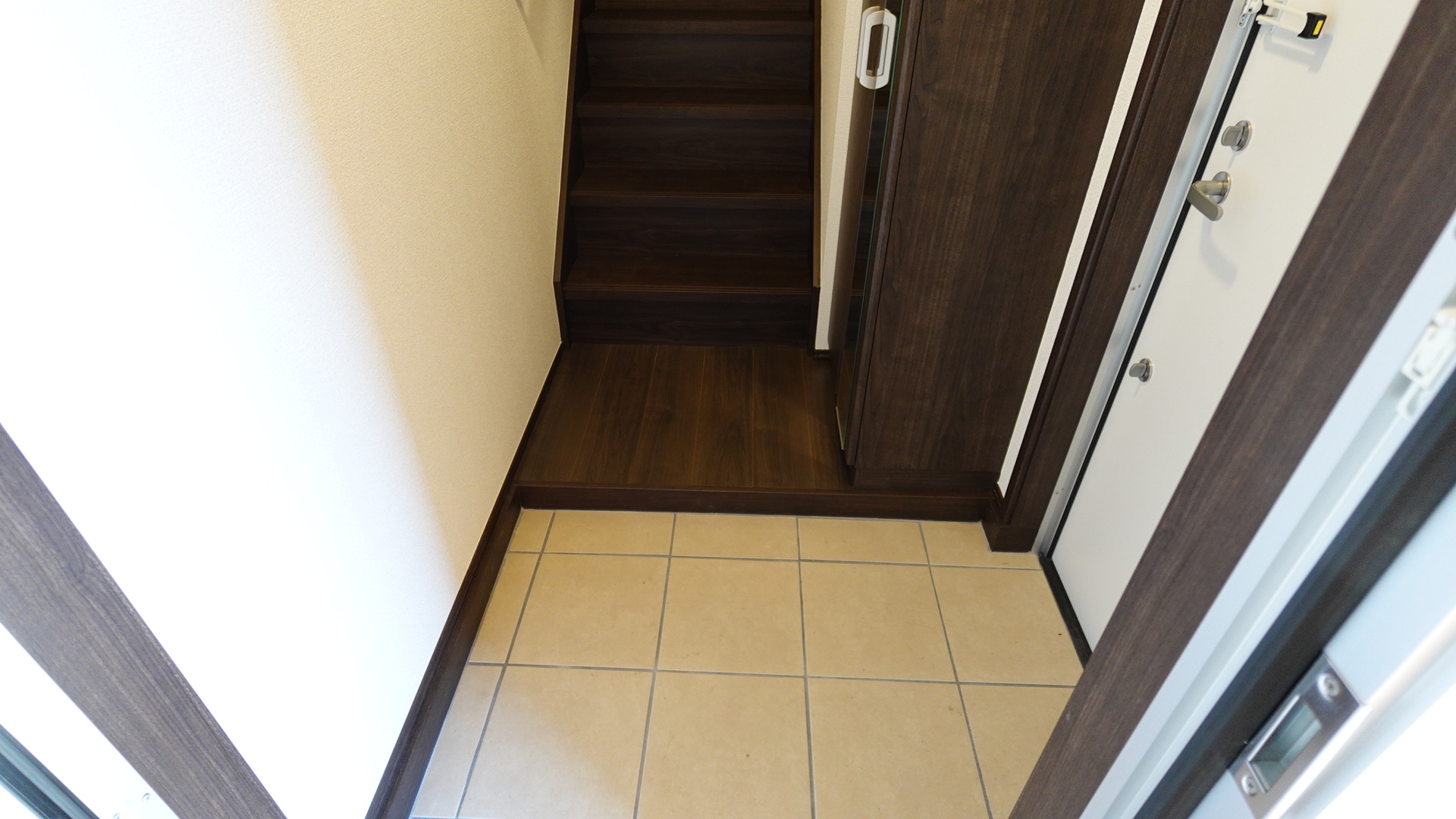 ガレージ内への出入りも可能な玄関スペース loading=