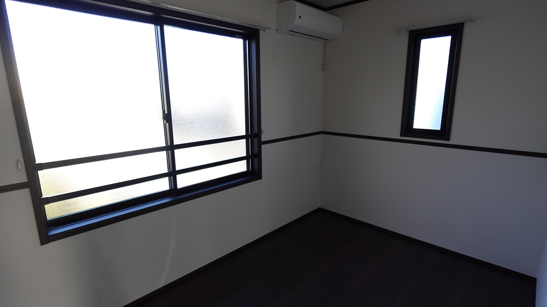 洋室の広さは5.1帖。大きな窓もあるので開放的な広さ loading=