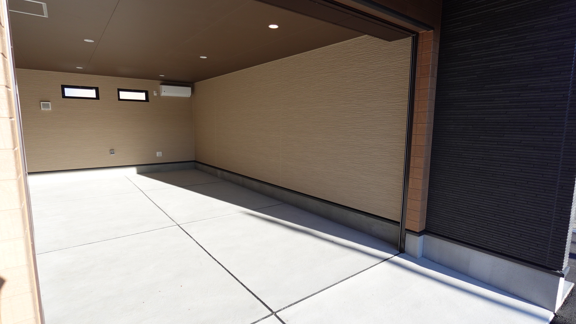 ガレージの奥行は6.8ｍ loading=