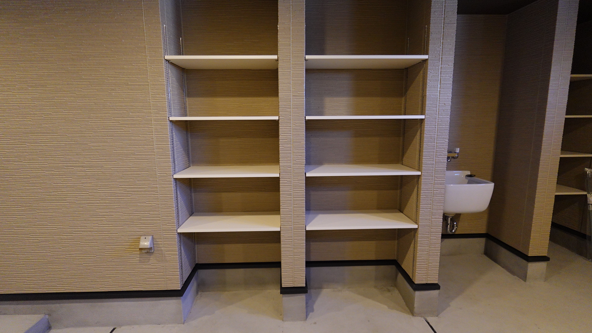 ガレージ内の収納棚 loading=