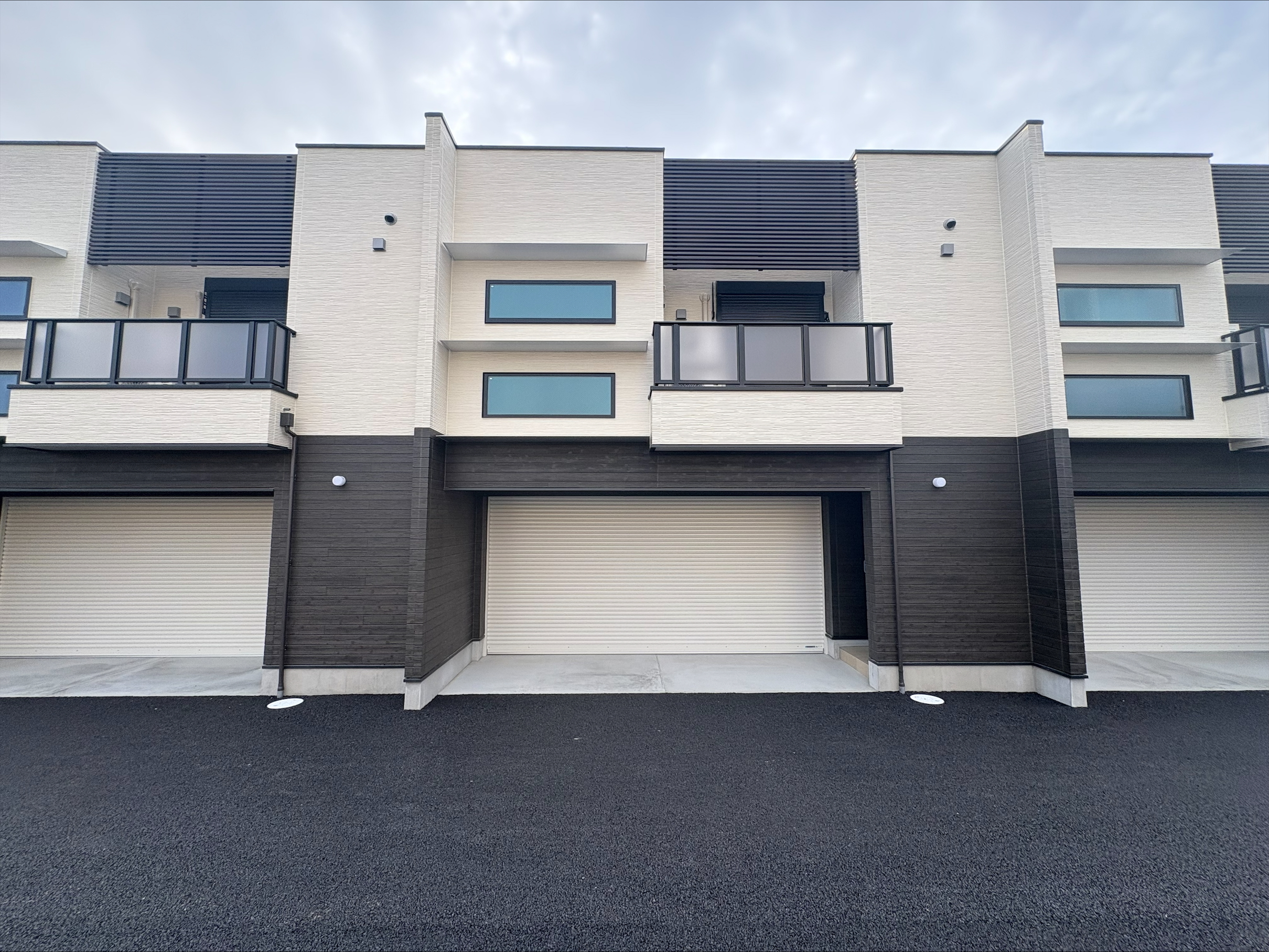 八王子のガレージハウス「GARAGE 上中野」の外観③ loading=