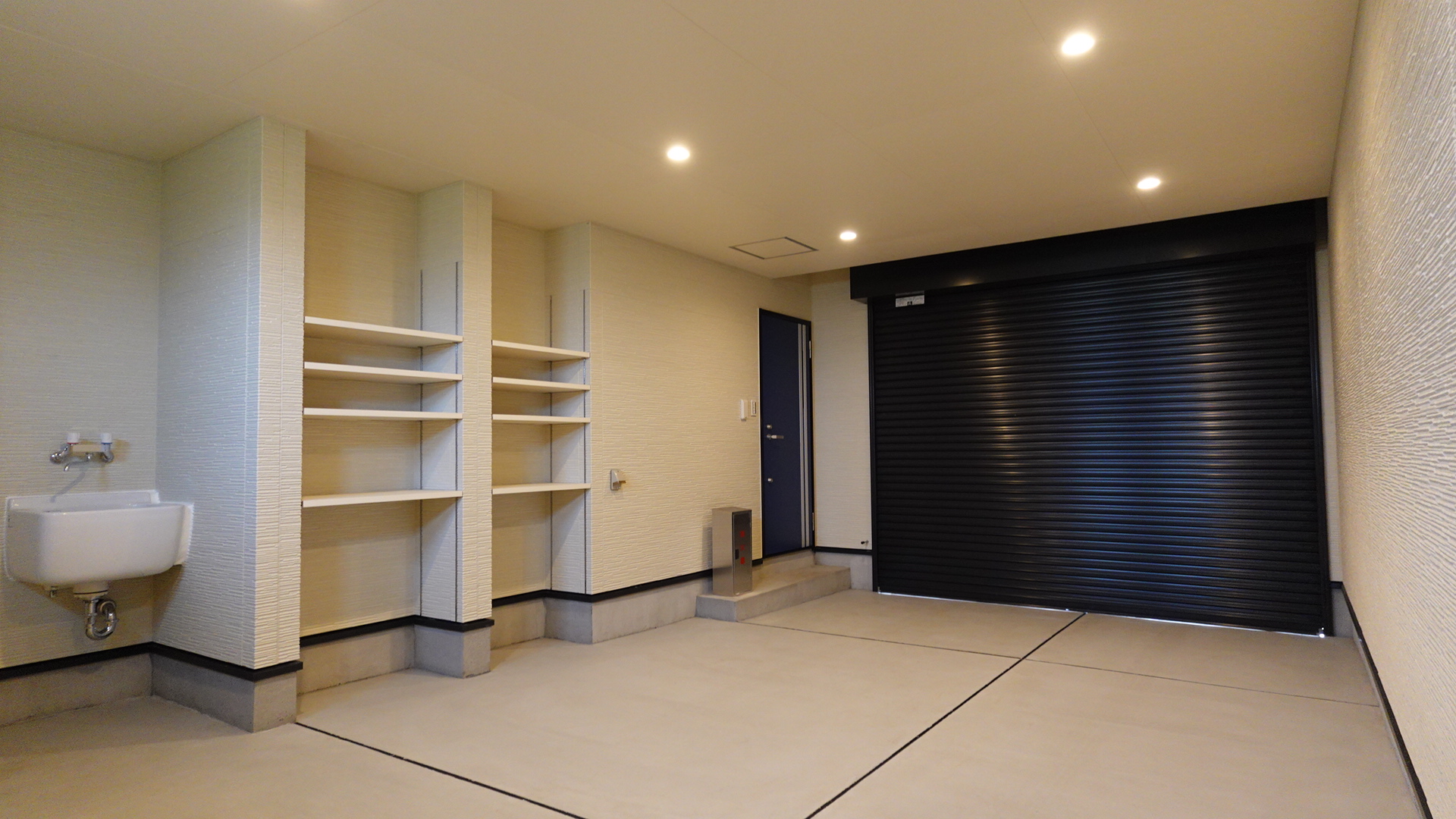 リモコンでも操作可能な電動シャッター loading=